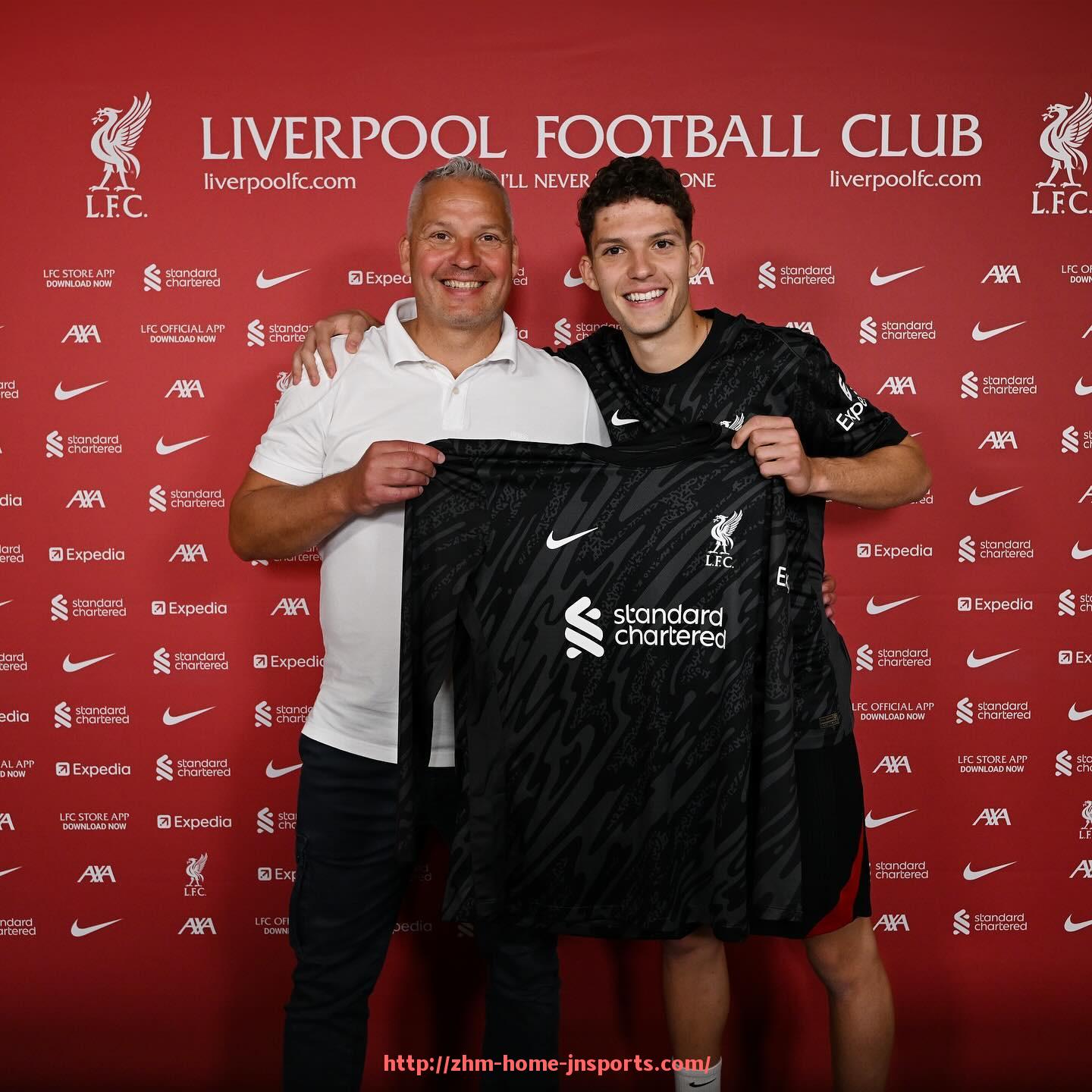 江南综合体育-意甲联赛俱乐部专用大巴车外观与赞助信息展示