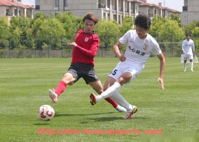 江南综合体育-意甲联赛俱乐部专用大巴车外观与赞助信息展示